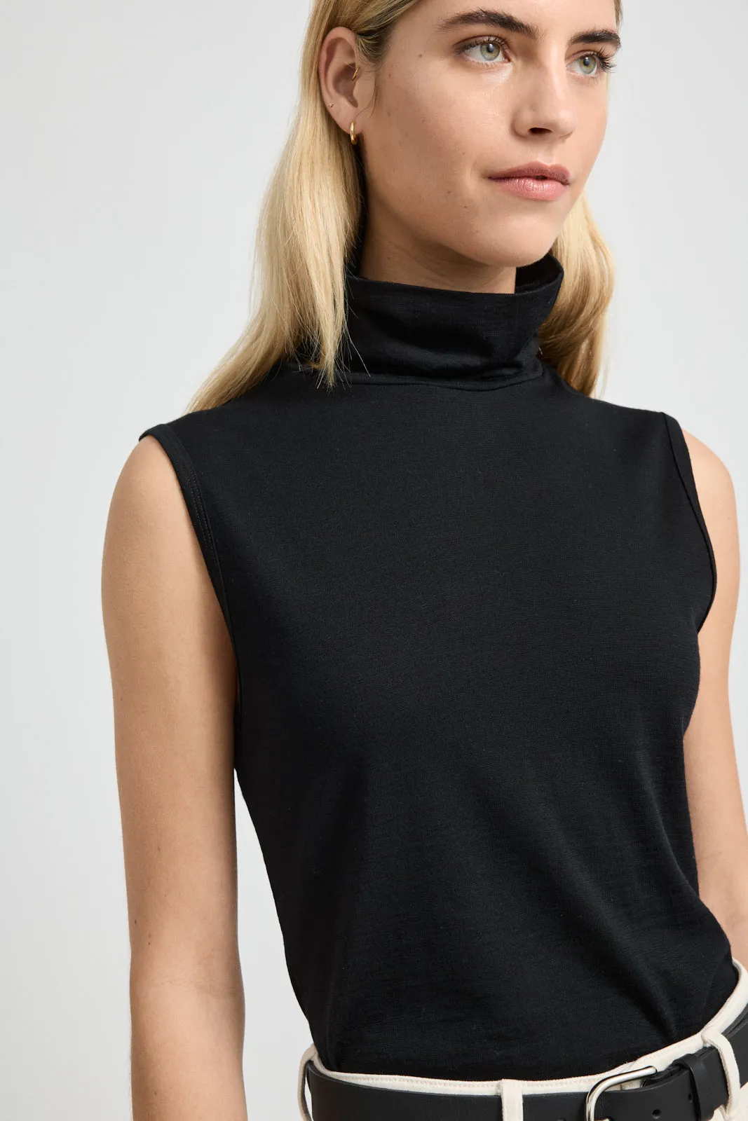 SLEEVELESS ROLL NECK