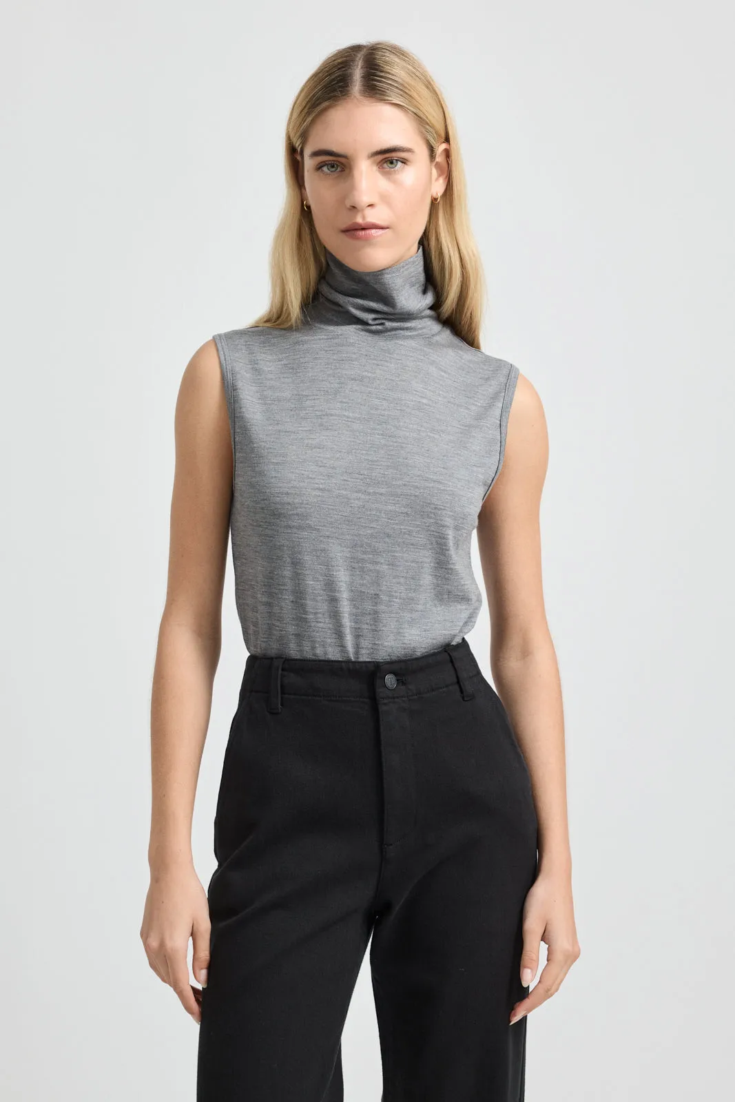 SLEEVELESS ROLL NECK