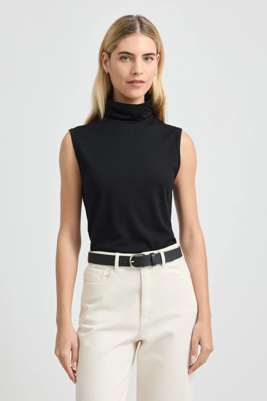 SLEEVELESS ROLL NECK