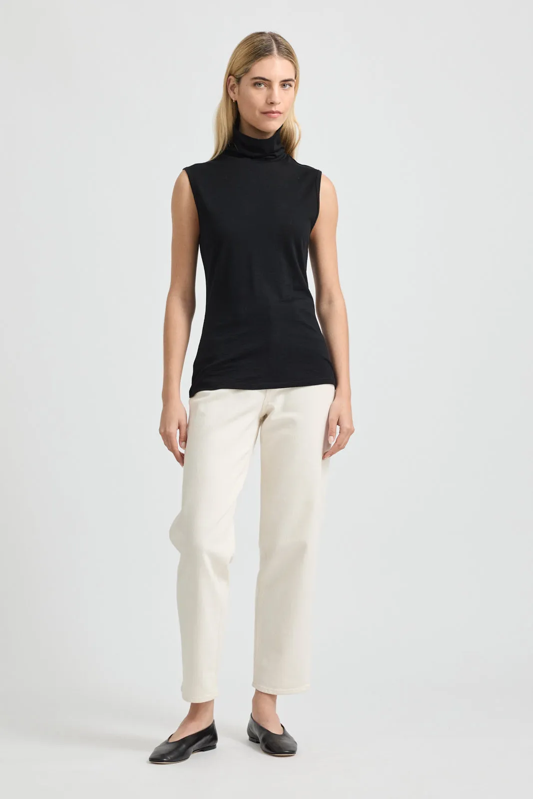 SLEEVELESS ROLL NECK